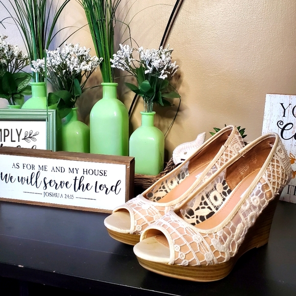 American Eagle Lace Wedge Sandals - Picture 2 of 6